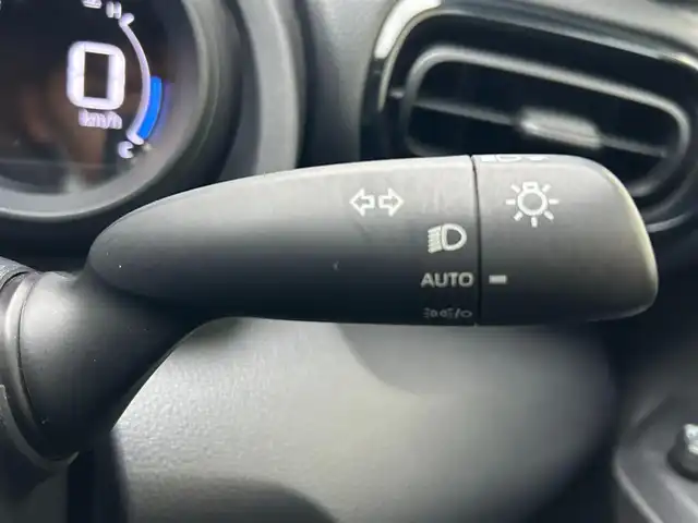 トヨタ ヤリス G 滋賀県 2021(令3)年 0.8万km ホワイトパールクリスタルシャイン 純正ディスプレイナビ/(AM/FM/BT/USB)/パノラマモニター/コーナーセンサー/レーントレーシングアシスト/オートマチックハイビーム/オートライト/TZ前後ドライブレコーダー(TZ-D205W)/ステアリングスイッチ/横滑り防止装置/プッシュスタート/純正フロアマット/電格ウインカーミラー/スマートキー/スペアキー