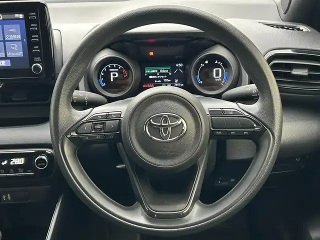 トヨタ ヤリス G 滋賀県 2021(令3)年 0.8万km ホワイトパールクリスタルシャイン 純正ディスプレイナビ/(AM/FM/BT/USB)/パノラマモニター/コーナーセンサー/レーントレーシングアシスト/オートマチックハイビーム/オートライト/TZ前後ドライブレコーダー(TZ-D205W)/ステアリングスイッチ/横滑り防止装置/プッシュスタート/純正フロアマット/電格ウインカーミラー/スマートキー/スペアキー