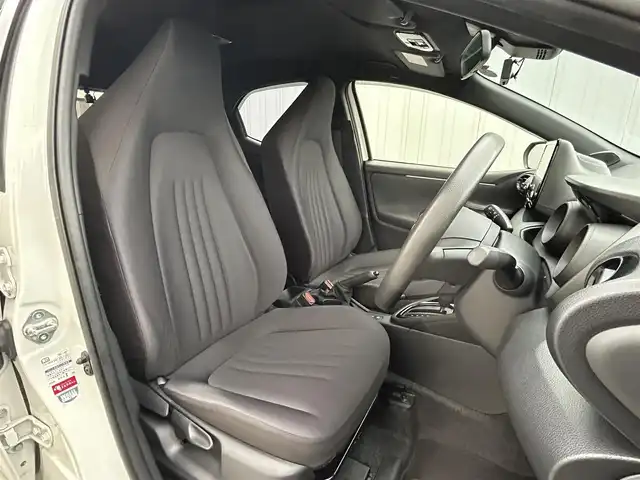 トヨタ ヤリス G 滋賀県 2021(令3)年 0.8万km ホワイトパールクリスタルシャイン 純正ディスプレイナビ/(AM/FM/BT/USB)/パノラマモニター/コーナーセンサー/レーントレーシングアシスト/オートマチックハイビーム/オートライト/TZ前後ドライブレコーダー(TZ-D205W)/ステアリングスイッチ/横滑り防止装置/プッシュスタート/純正フロアマット/電格ウインカーミラー/スマートキー/スペアキー