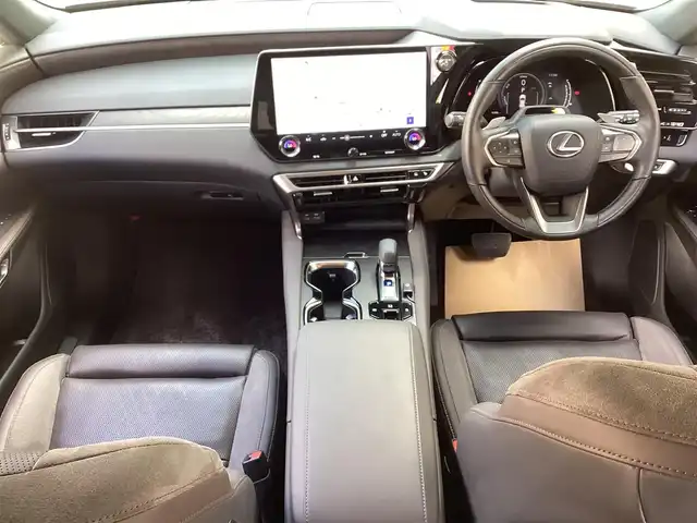 レクサス ＲＸ 350h バージョンL 京都府 2023(令5)年 0.7万km グラファイトブラックガラスフレーク  ワンオーナー/ 登録時走行距離　6300キロ/ トヨタチームメイト/ セーフティプラス/ デジタルインナーミラー/ パノラマルーフ/ シルバールーフレール/ セミアリニンダークセピアレザーシート/ 純正ナビ　フルセグ/ パノラミックビューモニター/ パワーリアゲート/ パドルシフト/ 置くだけ充電/ 純正21インチアルミ/ スマートキー　スマートキースペア/ カードキー