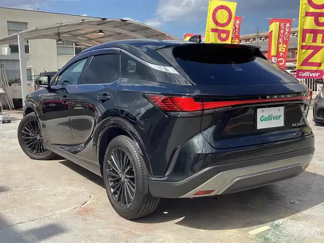 レクサス ＲＸ 350h バージョンL 京都府 2023(令5)年 0.7万km グラファイトブラックガラスフレーク  ワンオーナー/ 登録時走行距離　6300キロ/ トヨタチームメイト/ セーフティプラス/ デジタルインナーミラー/ パノラマルーフ/ シルバールーフレール/ セミアリニンダークセピアレザーシート/ 純正ナビ　フルセグ/ パノラミックビューモニター/ パワーリアゲート/ パドルシフト/ 置くだけ充電/ 純正21インチアルミ/ スマートキー　スマートキースペア/ カードキー