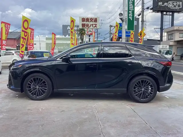 レクサス ＲＸ 350h バージョンL 京都府 2023(令5)年 0.7万km グラファイトブラックガラスフレーク  ワンオーナー/ 登録時走行距離　6300キロ/ トヨタチームメイト/ セーフティプラス/ デジタルインナーミラー/ パノラマルーフ/ シルバールーフレール/ セミアリニンダークセピアレザーシート/ 純正ナビ　フルセグ/ パノラミックビューモニター/ パワーリアゲート/ パドルシフト/ 置くだけ充電/ 純正21インチアルミ/ スマートキー　スマートキースペア/ カードキー