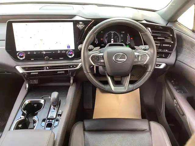 レクサス ＲＸ 350h バージョンL 京都府 2023(令5)年 0.7万km グラファイトブラックガラスフレーク  ワンオーナー/ 登録時走行距離　6300キロ/ トヨタチームメイト/ セーフティプラス/ デジタルインナーミラー/ パノラマルーフ/ シルバールーフレール/ セミアリニンダークセピアレザーシート/ 純正ナビ　フルセグ/ パノラミックビューモニター/ パワーリアゲート/ パドルシフト/ 置くだけ充電/ 純正21インチアルミ/ スマートキー　スマートキースペア/ カードキー