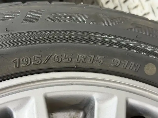 トヨタ エスクァイア ハイブリッド Gi 大阪府 2015(平27)年 6.8万km ホワイトパールクリスタルシャイン 黒革シート 純正9incナビTV 360カメラ フリップダウンモニター シートヒーター クルーズコントロール 衝突軽減ブレーキ 両側パワースライドドア リアオートエアコン ドライブレコーダー 置き型充電 ETC