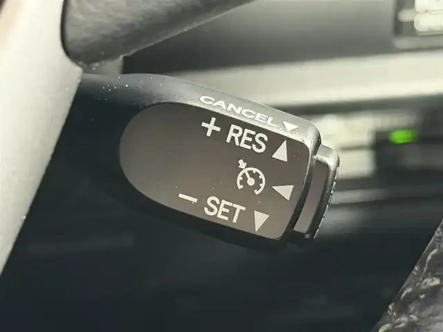 トヨタ エスクァイア ハイブリッド Gi 大阪府 2015(平27)年 6.8万km ホワイトパールクリスタルシャイン 黒革シート 純正9incナビTV 360カメラ フリップダウンモニター シートヒーター クルーズコントロール 衝突軽減ブレーキ 両側パワースライドドア リアオートエアコン ドライブレコーダー 置き型充電 ETC