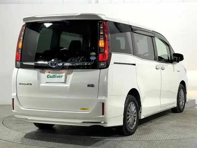 トヨタ エスクァイア ハイブリッド Gi 大阪府 2015(平27)年 6.8万km ホワイトパールクリスタルシャイン 黒革シート 純正9incナビTV 360カメラ フリップダウンモニター シートヒーター クルーズコントロール 衝突軽減ブレーキ 両側パワースライドドア リアオートエアコン ドライブレコーダー 置き型充電 ETC