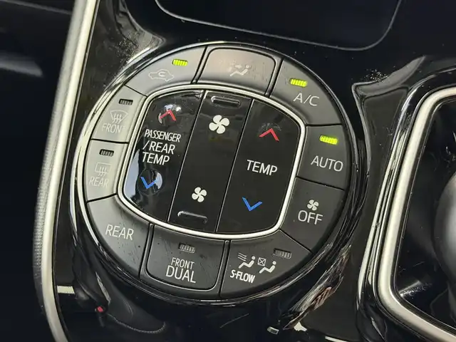 トヨタ エスクァイア ハイブリッド Gi 大阪府 2015(平27)年 6.8万km ホワイトパールクリスタルシャイン 黒革シート 純正9incナビTV 360カメラ フリップダウンモニター シートヒーター クルーズコントロール 衝突軽減ブレーキ 両側パワースライドドア リアオートエアコン ドライブレコーダー 置き型充電 ETC