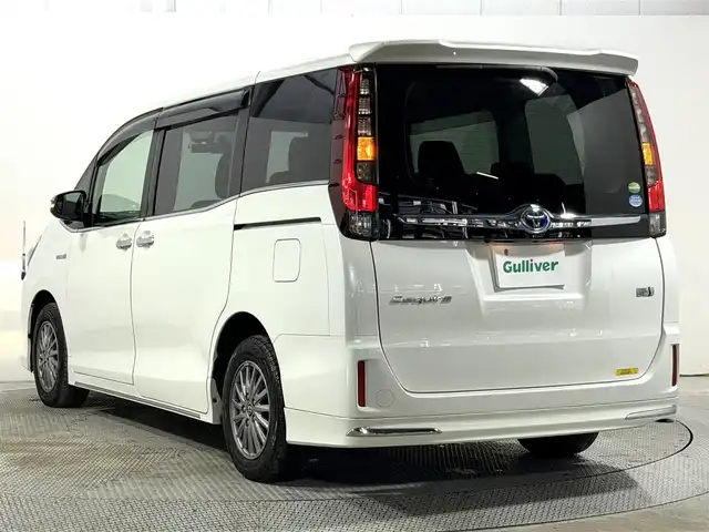 トヨタ エスクァイア ハイブリッド Gi 大阪府 2015(平27)年 6.8万km ホワイトパールクリスタルシャイン 黒革シート 純正9incナビTV 360カメラ フリップダウンモニター シートヒーター クルーズコントロール 衝突軽減ブレーキ 両側パワースライドドア リアオートエアコン ドライブレコーダー 置き型充電 ETC