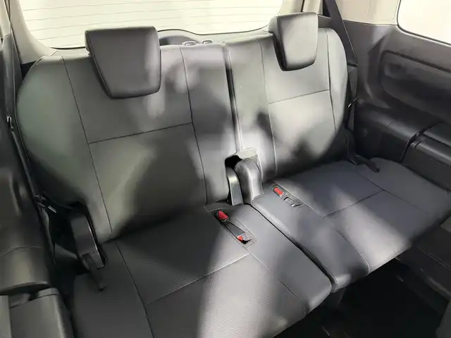 トヨタ エスクァイア ハイブリッド Gi 大阪府 2015(平27)年 6.8万km ホワイトパールクリスタルシャイン 黒革シート 純正9incナビTV 360カメラ フリップダウンモニター シートヒーター クルーズコントロール 衝突軽減ブレーキ 両側パワースライドドア リアオートエアコン ドライブレコーダー 置き型充電 ETC