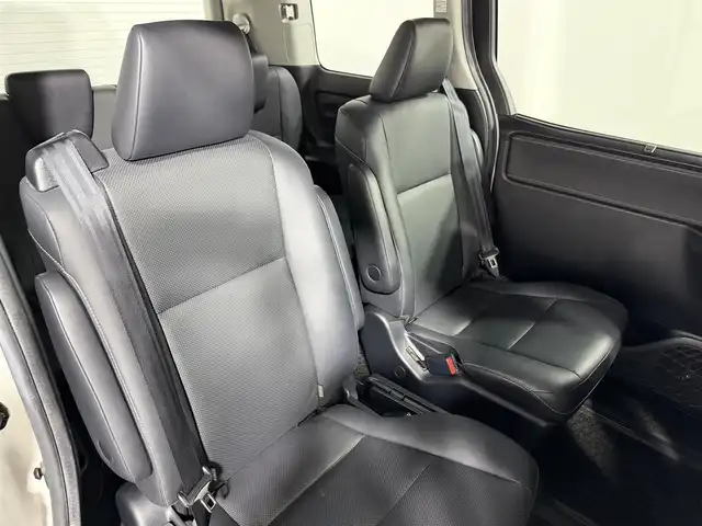 トヨタ エスクァイア ハイブリッド Gi 大阪府 2015(平27)年 6.8万km ホワイトパールクリスタルシャイン 黒革シート 純正9incナビTV 360カメラ フリップダウンモニター シートヒーター クルーズコントロール 衝突軽減ブレーキ 両側パワースライドドア リアオートエアコン ドライブレコーダー 置き型充電 ETC