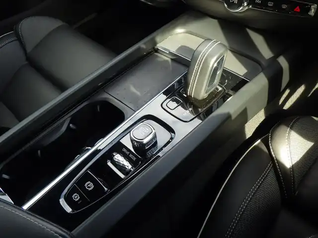 ボルボ Ｖ６０ B5 Rデザイン 千葉県 2021(令3)年 3.4万km オニキスブラックP シティーセーフティ/レーンキーピングエイド/クロストラフィックアラート/アクティブペンディングランプ/BLIS/パワーバックドア/ハーフレザーシート/前席パワーシート/シートヒーター/純正ナビ/地デジTV/【Bluetooth接続】/360°カメラ/ワイヤレス充電/ドライブレコーダー（前後撮影）/harman/kardon/革巻きステアリング/ステアリングスイッチ/ETC（2.0）/LEDヘッドライト/ウインカーミラー/純正18インチアルミホイル/サイド/カーテンエアバッグ/スマートキー