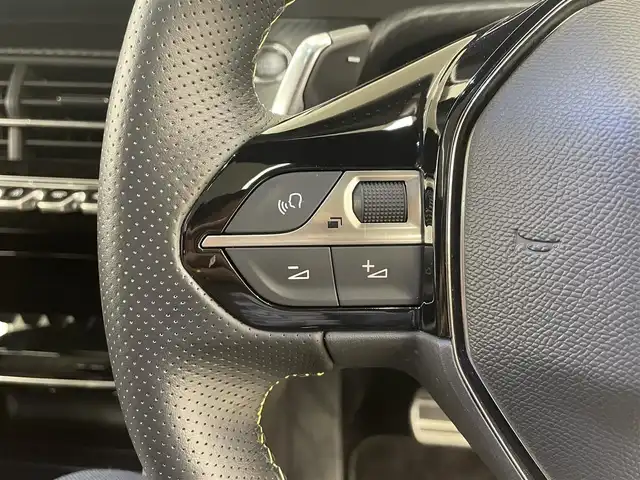 プジョー ２０８ GT ライン 岡山県 2020(令2)年 1.6万km 赤 ワンオーナー　/パノラマガラスルーフ/アンビエントライト　　/純正ナビ　/アップルカープレイ　/アンドロイドオート　/Ｂカメラ　/ＤＴＶ　/インテリジェントハイビーム　/ワイヤレスチャージ/パーキングセンサー/LKA/BSM/ACC