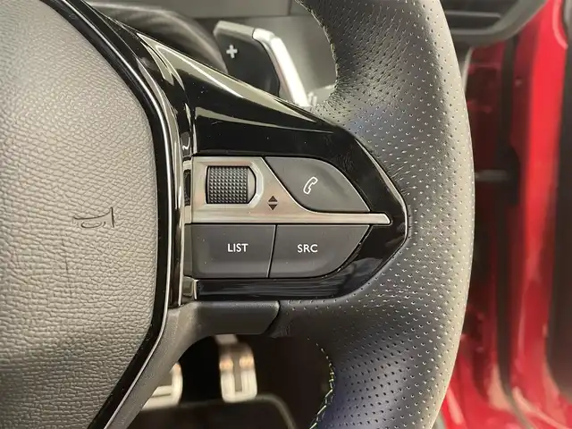 プジョー ２０８ GT ライン 岡山県 2020(令2)年 1.6万km 赤 ワンオーナー　/パノラマガラスルーフ/アンビエントライト　　/純正ナビ　/アップルカープレイ　/アンドロイドオート　/Ｂカメラ　/ＤＴＶ　/インテリジェントハイビーム　/ワイヤレスチャージ/パーキングセンサー/LKA/BSM/ACC