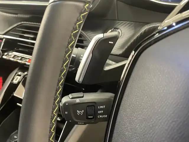 プジョー ２０８ GT ライン 岡山県 2020(令2)年 1.6万km 赤 ワンオーナー　/パノラマガラスルーフ/アンビエントライト　　/純正ナビ　/アップルカープレイ　/アンドロイドオート　/Ｂカメラ　/ＤＴＶ　/インテリジェントハイビーム　/ワイヤレスチャージ/パーキングセンサー/LKA/BSM/ACC