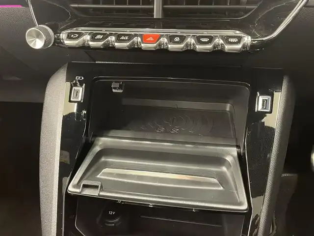 プジョー ２０８ GT ライン 岡山県 2020(令2)年 1.6万km 赤 ワンオーナー　/パノラマガラスルーフ/アンビエントライト　　/純正ナビ　/アップルカープレイ　/アンドロイドオート　/Ｂカメラ　/ＤＴＶ　/インテリジェントハイビーム　/ワイヤレスチャージ/パーキングセンサー/LKA/BSM/ACC