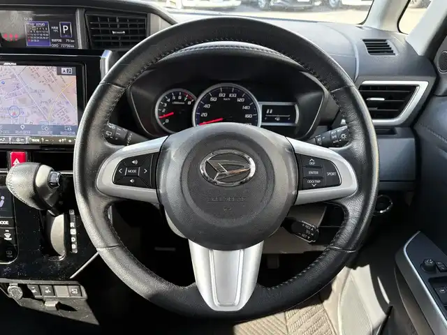 ダイハツ トール カスタムG ターボ SAⅡ 三重県 2017(平29)年 7.3万km プラムブラウンクリスタルマイカ パノラマモニター/ドライブレコーダー（前）/アルパイン9インチナビ（Bluetooth/地デジTV/DVD/CD/SD/AM/FM）/スマートアシスト2（衝突回避支援ブレーキ/対車両・歩行者衝突警報/車線逸脱警報/誤発進抑制制御/先行車発進お知らせ）/コンフォートパック（前席シートヒーター/シートバックテーブル）/パワースライドドア（運転席側/助手席側）/LEDヘッドランプ/オートライト/LEDフロントフォグランプ/イルミネーションランプ/ステアリングスイッチ（カラーマルチインフォメーションディスプレイ/スポーツモード/オーディオ）/撥水機能付ブラックファブリックシート/シートリフター（運転席）/シートアンダートレイ（助手席）/シートバックポケット（助手席）/スペアキー