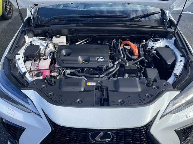 レクサス ＮＸ 350h Fスポーツ 岩手県 2023(令5)年 0.8万km ホワイトノーヴァガラスフレーク ワンオーナー/純正14インチメモリナビ/フルセグTV/純正オーディオ/バックカメラ/全方位カメラ/デジタルインナーミラー/ヘッドアップディスプレイ/ETC2.0/前後ドライブレコーダー/レーダークルーズコントロール/衝突被害軽減ブレーキ/レーンキープアシスト/横滑り防止装置/パワーシート/シートヒーター/オートライト/オートハイビーム/三眼LEDヘッドライト/フォグランプ/スマートキー/プッシュスタート/電動格納ミラー/純正20インチAW/純正フロアマット/純正ドアバイザー/保証書/取扱説明書