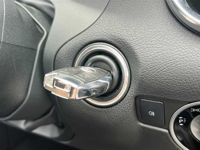 メルセデス・ベンツ ＳＬＫ２００ ブルーエフィシェンシー MT 沖縄県 2013(平25)年 5.1万km 黒 純正ナビ　/Ｂｌｕｅｔｏｏｔｈ　/フルセグＴＶ　/クルーズコントロール　/シートヒーターＤ／Ｎ席　/ＥＴＣ　/オープンカー　/ＬＥＤヘッドライト　/純正フロアマット　/スマートキーワンオーナー