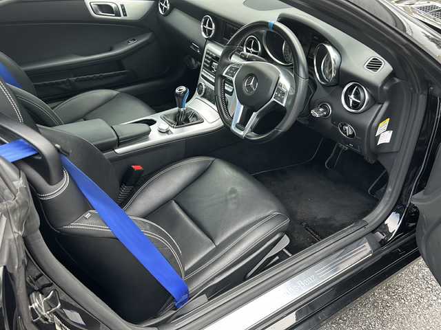 メルセデス・ベンツ ＳＬＫ２００ ブルーエフィシェンシー MT 沖縄県 2013(平25)年 5.1万km 黒 純正ナビ　/Ｂｌｕｅｔｏｏｔｈ　/フルセグＴＶ　/クルーズコントロール　/シートヒーターＤ／Ｎ席　/ＥＴＣ　/オープンカー　/ＬＥＤヘッドライト　/純正フロアマット　/スマートキーワンオーナー