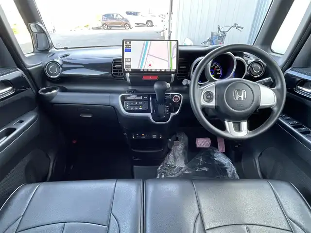 ホンダ Ｎ ＢＯＸ カスタム SSブラックSパッケージ 佐賀県 2017(平29)年 4.5万km ブリティッシュグリーンP 社外10インチSDナビゲーション/・フルセグTV/CD/DVD/SD/Bluetooth/バックカメラ/前方ドライブレコーダー/ビルトインETC/両側パワースライドドア/オーバーヘッドコンソール/レザー調シートカバー/DN席シートヒーター/ISOFIX対応/ステアリングリモコン/純正14インチアルミホイール/純正キセノンヘッドライト/純正LEDフォグランプ/純正フロアマット/純正ドアバイザ―/新車保証書/取扱説明書/シティブレーキアクティブシステム/横滑り防止装置