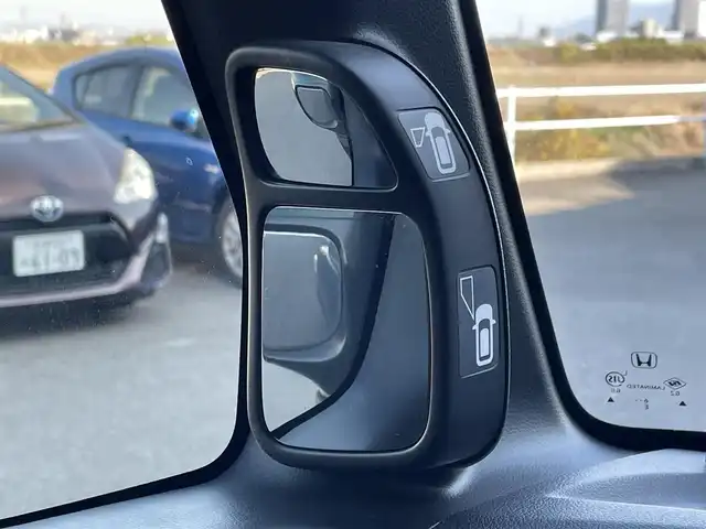 ホンダ Ｎ ＢＯＸ カスタム SSブラックSパッケージ 佐賀県 2017(平29)年 4.5万km ブリティッシュグリーンP 社外10インチSDナビゲーション/・フルセグTV/CD/DVD/SD/Bluetooth/バックカメラ/前方ドライブレコーダー/ビルトインETC/両側パワースライドドア/オーバーヘッドコンソール/レザー調シートカバー/DN席シートヒーター/ISOFIX対応/ステアリングリモコン/純正14インチアルミホイール/純正キセノンヘッドライト/純正LEDフォグランプ/純正フロアマット/純正ドアバイザ―/新車保証書/取扱説明書/シティブレーキアクティブシステム/横滑り防止装置