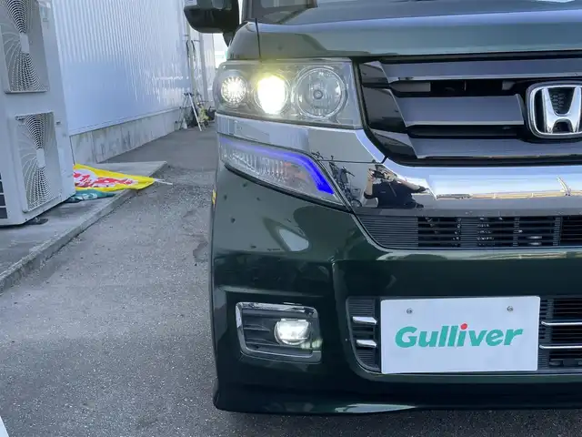 ホンダ Ｎ ＢＯＸ カスタム SSブラックSパッケージ 佐賀県 2017(平29)年 4.5万km ブリティッシュグリーンP 社外10インチSDナビゲーション/・フルセグTV/CD/DVD/SD/Bluetooth/バックカメラ/前方ドライブレコーダー/ビルトインETC/両側パワースライドドア/オーバーヘッドコンソール/レザー調シートカバー/DN席シートヒーター/ISOFIX対応/ステアリングリモコン/純正14インチアルミホイール/純正キセノンヘッドライト/純正LEDフォグランプ/純正フロアマット/純正ドアバイザ―/新車保証書/取扱説明書/シティブレーキアクティブシステム/横滑り防止装置