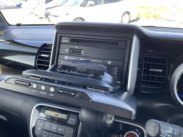 ホンダ Ｎ ＢＯＸ カスタム SSブラックSパッケージ 佐賀県 2017(平29)年 4.5万km ブリティッシュグリーンP 社外10インチSDナビゲーション/・フルセグTV/CD/DVD/SD/Bluetooth/バックカメラ/前方ドライブレコーダー/ビルトインETC/両側パワースライドドア/オーバーヘッドコンソール/レザー調シートカバー/DN席シートヒーター/ISOFIX対応/ステアリングリモコン/純正14インチアルミホイール/純正キセノンヘッドライト/純正LEDフォグランプ/純正フロアマット/純正ドアバイザ―/新車保証書/取扱説明書/シティブレーキアクティブシステム/横滑り防止装置