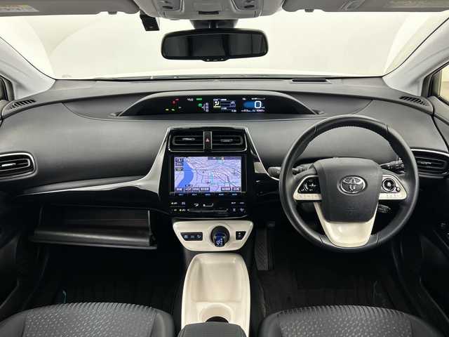トヨタ プリウス A 大分県 2016(平28)年 4.6万km ホワイトパールクリスタルシャイン 純正SDナビ（DSZT-YC4T）/　BT/CD/DVD/フルセグ/バックカメラ/レーダークルーズコントロール/ヘッドアップディスプレイ/コーナーセンサー/オートライト/オートマチックハイビーム/ステアリングリモコン/ドライブレコーダー/ビルトインETC/LEDヘッドライト/純正フロアマット/取扱説明書/スマートキー/プッシュスタート