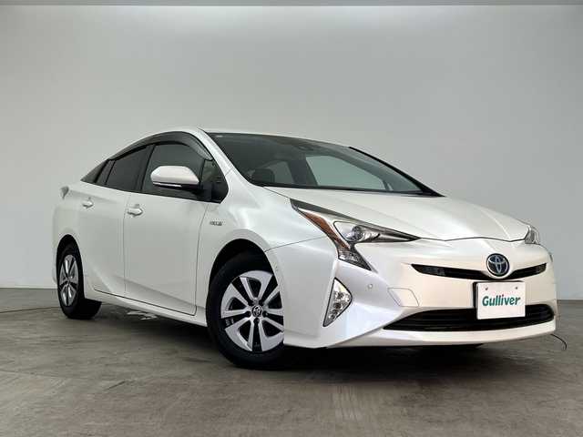 トヨタ プリウス A 大分県 2016(平28)年 4.6万km ホワイトパールクリスタルシャイン 純正SDナビ（DSZT-YC4T）/　BT/CD/DVD/フルセグ/バックカメラ/レーダークルーズコントロール/ヘッドアップディスプレイ/コーナーセンサー/オートライト/オートマチックハイビーム/ステアリングリモコン/ドライブレコーダー/ビルトインETC/LEDヘッドライト/純正フロアマット/取扱説明書/スマートキー/プッシュスタート