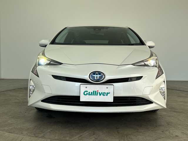 トヨタ プリウス A 大分県 2016(平28)年 4.6万km ホワイトパールクリスタルシャイン 純正SDナビ（DSZT-YC4T）/　BT/CD/DVD/フルセグ/バックカメラ/レーダークルーズコントロール/ヘッドアップディスプレイ/コーナーセンサー/オートライト/オートマチックハイビーム/ステアリングリモコン/ドライブレコーダー/ビルトインETC/LEDヘッドライト/純正フロアマット/取扱説明書/スマートキー/プッシュスタート