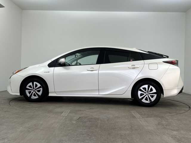 トヨタ プリウス A 大分県 2016(平28)年 4.6万km ホワイトパールクリスタルシャイン 純正SDナビ（DSZT-YC4T）/　BT/CD/DVD/フルセグ/バックカメラ/レーダークルーズコントロール/ヘッドアップディスプレイ/コーナーセンサー/オートライト/オートマチックハイビーム/ステアリングリモコン/ドライブレコーダー/ビルトインETC/LEDヘッドライト/純正フロアマット/取扱説明書/スマートキー/プッシュスタート