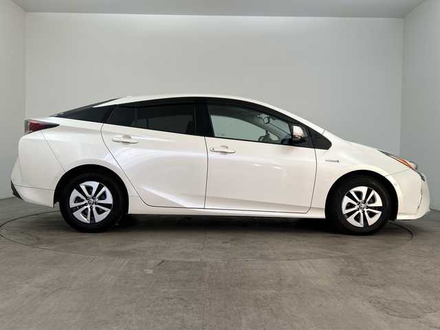 トヨタ プリウス A 大分県 2016(平28)年 4.6万km ホワイトパールクリスタルシャイン 純正SDナビ（DSZT-YC4T）/　BT/CD/DVD/フルセグ/バックカメラ/レーダークルーズコントロール/ヘッドアップディスプレイ/コーナーセンサー/オートライト/オートマチックハイビーム/ステアリングリモコン/ドライブレコーダー/ビルトインETC/LEDヘッドライト/純正フロアマット/取扱説明書/スマートキー/プッシュスタート