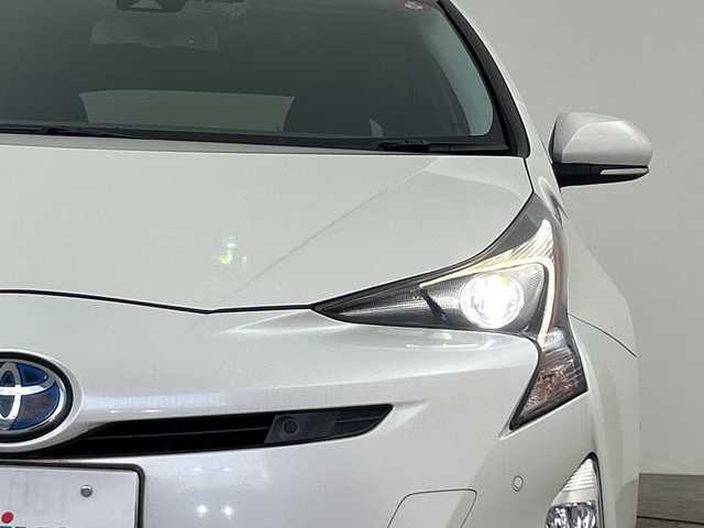 トヨタ プリウス A 大分県 2016(平28)年 4.6万km ホワイトパールクリスタルシャイン 純正SDナビ（DSZT-YC4T）/　BT/CD/DVD/フルセグ/バックカメラ/レーダークルーズコントロール/ヘッドアップディスプレイ/コーナーセンサー/オートライト/オートマチックハイビーム/ステアリングリモコン/ドライブレコーダー/ビルトインETC/LEDヘッドライト/純正フロアマット/取扱説明書/スマートキー/プッシュスタート