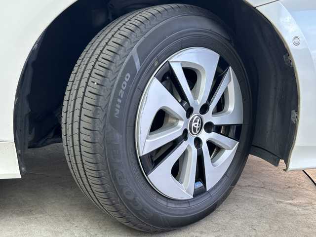 トヨタ プリウス A 大分県 2016(平28)年 4.6万km ホワイトパールクリスタルシャイン 純正SDナビ（DSZT-YC4T）/　BT/CD/DVD/フルセグ/バックカメラ/レーダークルーズコントロール/ヘッドアップディスプレイ/コーナーセンサー/オートライト/オートマチックハイビーム/ステアリングリモコン/ドライブレコーダー/ビルトインETC/LEDヘッドライト/純正フロアマット/取扱説明書/スマートキー/プッシュスタート