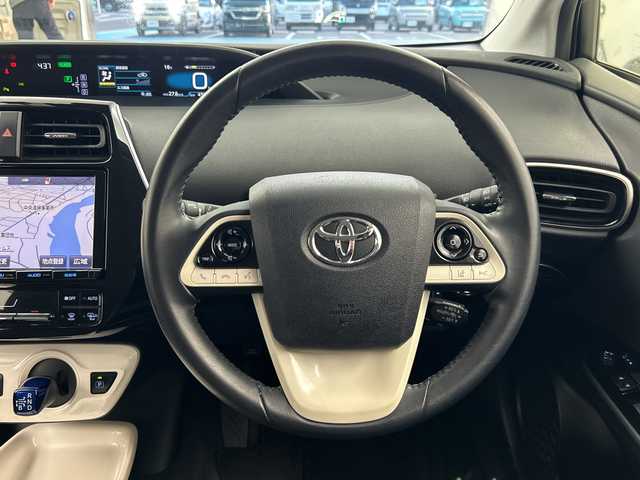 トヨタ プリウス A 大分県 2016(平28)年 4.6万km ホワイトパールクリスタルシャイン 純正SDナビ（DSZT-YC4T）/　BT/CD/DVD/フルセグ/バックカメラ/レーダークルーズコントロール/ヘッドアップディスプレイ/コーナーセンサー/オートライト/オートマチックハイビーム/ステアリングリモコン/ドライブレコーダー/ビルトインETC/LEDヘッドライト/純正フロアマット/取扱説明書/スマートキー/プッシュスタート