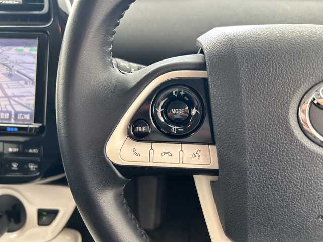 トヨタ プリウス A 大分県 2016(平28)年 4.6万km ホワイトパールクリスタルシャイン 純正SDナビ（DSZT-YC4T）/　BT/CD/DVD/フルセグ/バックカメラ/レーダークルーズコントロール/ヘッドアップディスプレイ/コーナーセンサー/オートライト/オートマチックハイビーム/ステアリングリモコン/ドライブレコーダー/ビルトインETC/LEDヘッドライト/純正フロアマット/取扱説明書/スマートキー/プッシュスタート