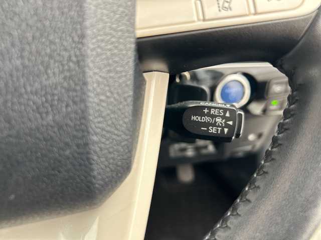 トヨタ プリウス A 大分県 2016(平28)年 4.6万km ホワイトパールクリスタルシャイン 純正SDナビ（DSZT-YC4T）/　BT/CD/DVD/フルセグ/バックカメラ/レーダークルーズコントロール/ヘッドアップディスプレイ/コーナーセンサー/オートライト/オートマチックハイビーム/ステアリングリモコン/ドライブレコーダー/ビルトインETC/LEDヘッドライト/純正フロアマット/取扱説明書/スマートキー/プッシュスタート