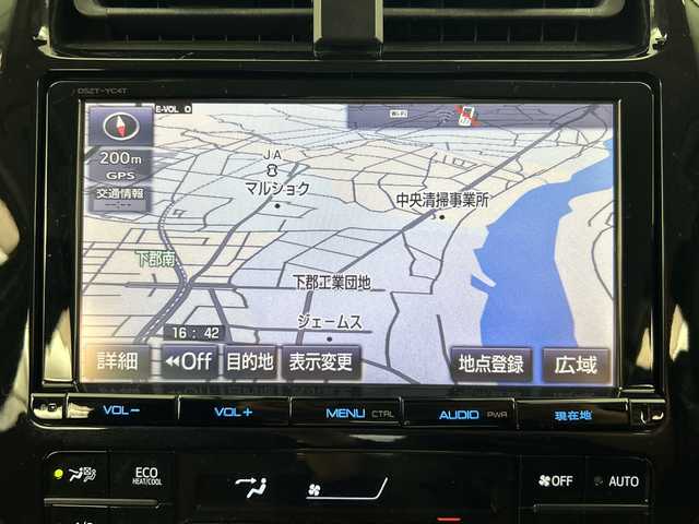 トヨタ プリウス A 大分県 2016(平28)年 4.6万km ホワイトパールクリスタルシャイン 純正SDナビ（DSZT-YC4T）/　BT/CD/DVD/フルセグ/バックカメラ/レーダークルーズコントロール/ヘッドアップディスプレイ/コーナーセンサー/オートライト/オートマチックハイビーム/ステアリングリモコン/ドライブレコーダー/ビルトインETC/LEDヘッドライト/純正フロアマット/取扱説明書/スマートキー/プッシュスタート