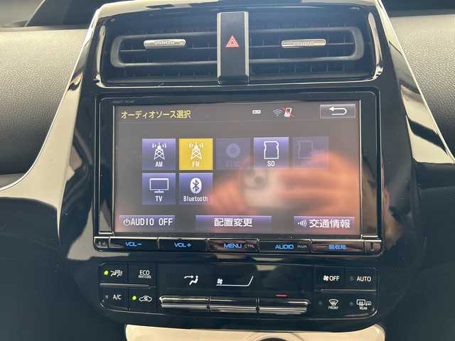 トヨタ プリウス A 大分県 2016(平28)年 4.6万km ホワイトパールクリスタルシャイン 純正SDナビ（DSZT-YC4T）/　BT/CD/DVD/フルセグ/バックカメラ/レーダークルーズコントロール/ヘッドアップディスプレイ/コーナーセンサー/オートライト/オートマチックハイビーム/ステアリングリモコン/ドライブレコーダー/ビルトインETC/LEDヘッドライト/純正フロアマット/取扱説明書/スマートキー/プッシュスタート