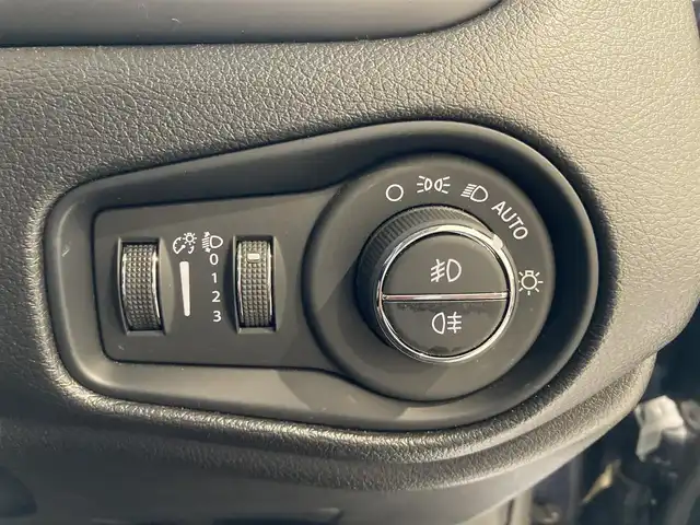 クライスラー・ジープ ジープ レネゲード ナイトイーグル 熊本県 2020(令2)年 2.6万km グレー ・スマートキー/・プッシュスタート/・自動緊急ブレーキ/・レーンセンス/・パークセンス/・クルーズコントロール/・社外メモリナビ/　【DVD・Bluetooth・USB・SD・MSV】/・フルセグTV/・ETC/・LEDヘッドランプ/・フォグランプ/・純正マット