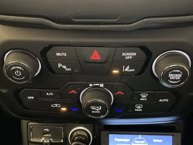 クライスラー・ジープ ジープ レネゲード ナイトイーグル 熊本県 2020(令2)年 2.6万km グレー ・スマートキー/・プッシュスタート/・自動緊急ブレーキ/・レーンセンス/・パークセンス/・クルーズコントロール/・社外メモリナビ/　【DVD・Bluetooth・USB・SD・MSV】/・フルセグTV/・ETC/・LEDヘッドランプ/・フォグランプ/・純正マット