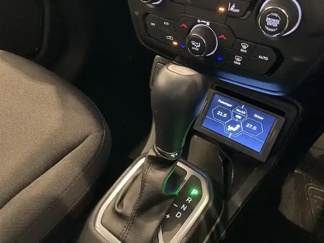 クライスラー・ジープ ジープ レネゲード ナイトイーグル 熊本県 2020(令2)年 2.6万km グレー ・スマートキー/・プッシュスタート/・自動緊急ブレーキ/・レーンセンス/・パークセンス/・クルーズコントロール/・社外メモリナビ/　【DVD・Bluetooth・USB・SD・MSV】/・フルセグTV/・ETC/・LEDヘッドランプ/・フォグランプ/・純正マット