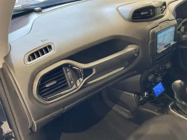 クライスラー・ジープ ジープ レネゲード ナイトイーグル 熊本県 2020(令2)年 2.6万km グレー ・スマートキー/・プッシュスタート/・自動緊急ブレーキ/・レーンセンス/・パークセンス/・クルーズコントロール/・社外メモリナビ/　【DVD・Bluetooth・USB・SD・MSV】/・フルセグTV/・ETC/・LEDヘッドランプ/・フォグランプ/・純正マット