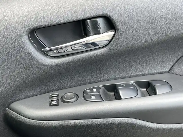 日産 セレナ ハイウェイスターVセレクションⅡ 香川県 2017(平29)年 8.8万km ダイヤモンドブラック 2トーン 禁煙車　/プロパイロット　/・車線逸脱防止支援システム/・SRSエアバック【カーテン/サイド】/・インテリジェントアラウンドビューモニター/・踏み間違い衝突防止アシスト/・インテリジェントパーキングアシスト/・標識検知機能/・ふらつき警報/・フロント/バックソナー/・電動パーキングブレーキ/・オートブレーキホールド/インテリジェントパーキングアシスト/純正メモリナビ【MM316D-W】/(Bluetooth/DVD/AM/FM)/後席アルパインモニター　/両側電動スライド　/ＬＥＤライト　/フォグライト　/オートライト/革巻きステアリング　/純正１６インチアルミホイール　/純正フロアマット/ETC/ISOFIX/スマートキー