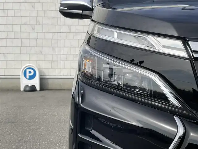 トヨタ ヴォクシー ZS 煌 福岡県 2018(平30)年 4.8万km ブラック 純正10型SDナビ(フルセグTV/CD/DVD/BT)/バックカメラ/トヨタセーフティ/コーナーセンサー/後席フリップダウンモニター/両側電動/ドラレコ/クルコン/ETC/USB/HDMI/純正フロアマット/純正LED/純正アルミホイール/プッシュスタート/スマートキー