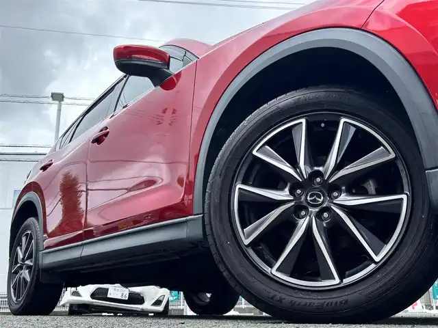 マツダ ＣＸ－５ XD Lパッケージ 熊本県 2017(平29)年 9.5万km ソウルレッドクリスタルM メーカーナビ/【フルセグTV/Bluetooth/CD/DVD/USB】/バックモニター/サイドモニター（左側）/レーダークルーズコントロール/衝突軽減防止装置/ブラインドスポットモニター/レーンキープアシスト/ヘッドアップディスプレイ/ブレーキホールド/パワーバックドア/パワーシート（D席N席）/シートヒーター/ステアリングヒーター/ステアリングスイッチ/社外ドラレコ/ETC/オートライトLED/オートマチックハイビーム/純正19インチアルミホイール/革巻きステアリング/本革シート/純正フロアマット/プッシュスタート/スマートキー/TCF/盗難防止装置/保証書/取扱説明書/スペアキー