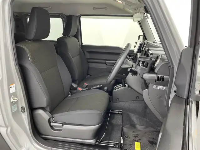 スズキ ジムニー シエラ JC 群馬県 2023(令5)年 1.5万km ミディアムグレー パナソニック製フローティングメモリナビ【型番　CN-F1D9GD】/　・9インチHD液晶ディスプレイ/　・FM/AM/CD/DVD/Bluetooth/フルセグ/前後ドライブレコーダー【型番　CA-DR03HTD】/バックカメラ/デュアルセンサーブレーキサポート/レーンキープアシスト/クルーズコントロール/ダウンヒルアシストコントロール/ビルトインETC/前席シートヒーター/純正15インチアルミホイール/純正フロアマット/スマートキー/プッシュスタート