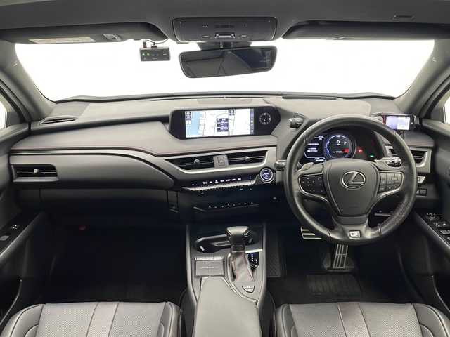レクサス ＵＸ 250h Fスポーツ 宮崎県 2019(平31)年 7.2万km ホワイトノーヴァガラスフレーク 禁煙車/レクサスセーフティシステム/純正12.3型ナビTV/（CD/DVD/Blu-ray/Bluetooth/MSV/フルセグTV)/純正ビルトイン2.0ETC/純正3眼LEDオートライト/純正LEDフォグ/純正18インチアルミ/純正フロアマット/全方位モニター/プリクラッシュセーフティ/アダプティブクルーズコントロール/レーンディパーチャーアラート/ブラインドスポットモニター/クリアランスソナー/ヘッドアップディスプレイ/黒本革シート/前席パワーシート/前席エアシート/シートヒーター/パワーチルトステアリング/ドライブレコーダー/パドルシフト/本革巻ハンドル/デュアルオートエアコン（ナノイー）/パワーバックドア/スマートキー/プッシュエンジンスタート/スペアキー/新車時保証書/取扱い説明書