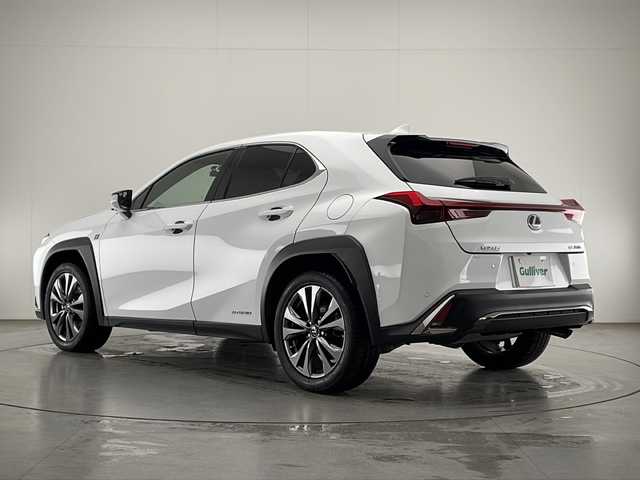 レクサス ＵＸ 250h Fスポーツ 宮崎県 2019(平31)年 7.2万km ホワイトノーヴァガラスフレーク 禁煙車/レクサスセーフティシステム/純正12.3型ナビTV/（CD/DVD/Blu-ray/Bluetooth/MSV/フルセグTV)/純正ビルトイン2.0ETC/純正3眼LEDオートライト/純正LEDフォグ/純正18インチアルミ/純正フロアマット/全方位モニター/プリクラッシュセーフティ/アダプティブクルーズコントロール/レーンディパーチャーアラート/ブラインドスポットモニター/クリアランスソナー/ヘッドアップディスプレイ/黒本革シート/前席パワーシート/前席エアシート/シートヒーター/パワーチルトステアリング/ドライブレコーダー/パドルシフト/本革巻ハンドル/デュアルオートエアコン（ナノイー）/パワーバックドア/スマートキー/プッシュエンジンスタート/スペアキー/新車時保証書/取扱い説明書