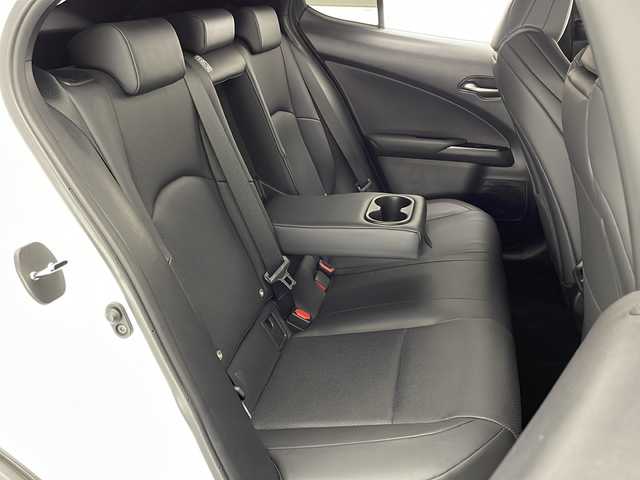 レクサス ＵＸ 250h Fスポーツ 宮崎県 2019(平31)年 7.2万km ホワイトノーヴァガラスフレーク 禁煙車/レクサスセーフティシステム/純正12.3型ナビTV/（CD/DVD/Blu-ray/Bluetooth/MSV/フルセグTV)/純正ビルトイン2.0ETC/純正3眼LEDオートライト/純正LEDフォグ/純正18インチアルミ/純正フロアマット/全方位モニター/プリクラッシュセーフティ/アダプティブクルーズコントロール/レーンディパーチャーアラート/ブラインドスポットモニター/クリアランスソナー/ヘッドアップディスプレイ/黒本革シート/前席パワーシート/前席エアシート/シートヒーター/パワーチルトステアリング/ドライブレコーダー/パドルシフト/本革巻ハンドル/デュアルオートエアコン（ナノイー）/パワーバックドア/スマートキー/プッシュエンジンスタート/スペアキー/新車時保証書/取扱い説明書